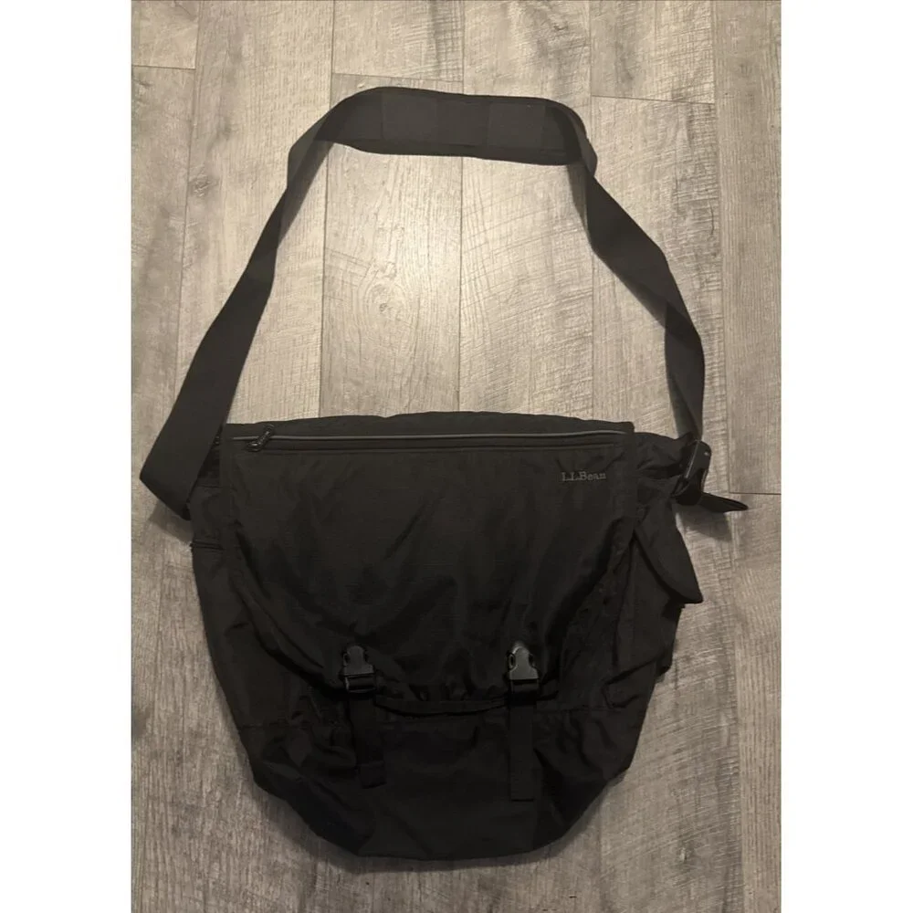 LL Bean Messenger Bag Mens Nylon Black Flap Laptop Carrying Buckle Travel LARGE